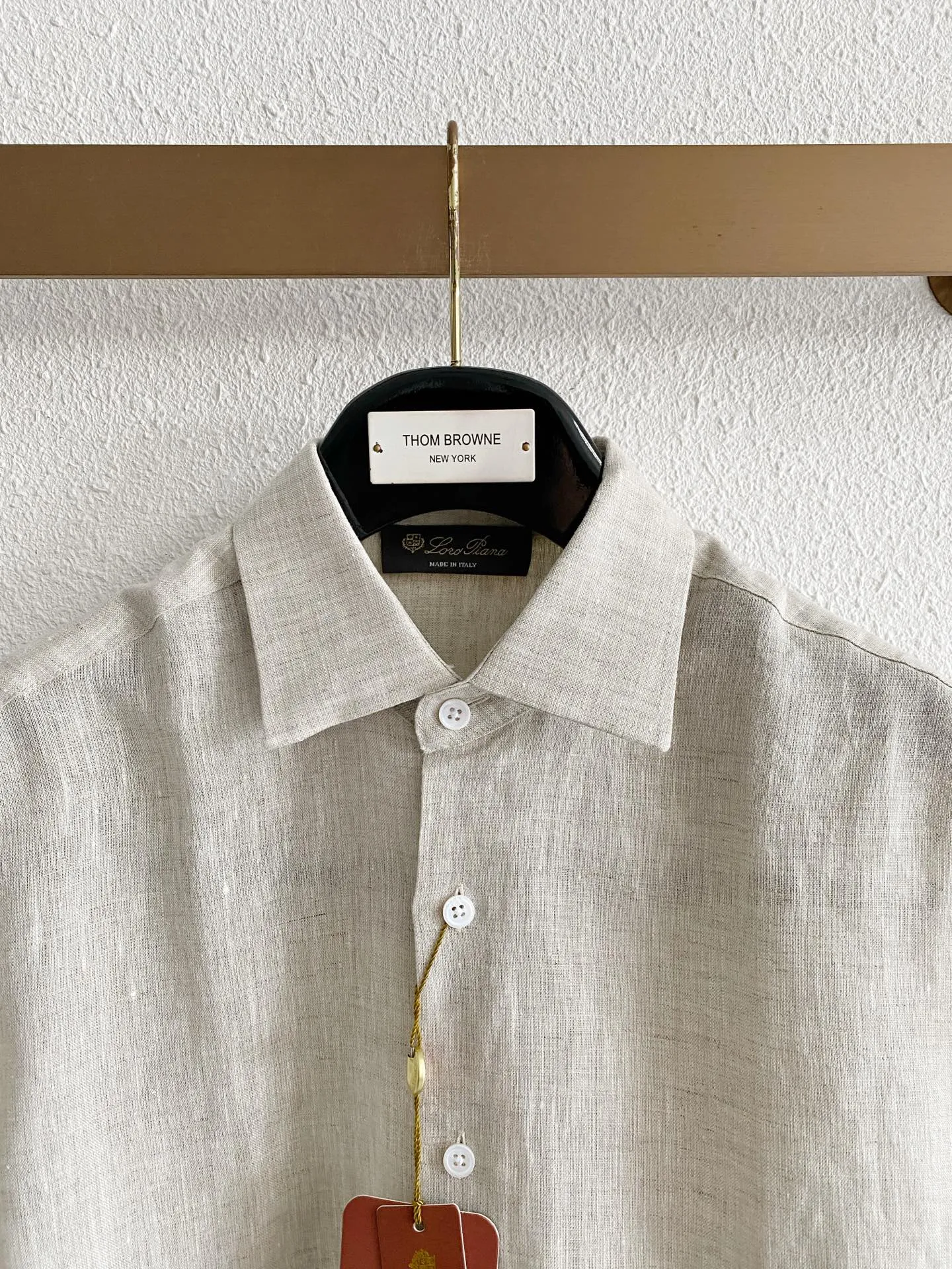 Loro Piana pure linen quiet luxury long-sleeved shirt Fabric: Select high-grade natural linen fabrics, retaining the original and delicate fabric texture of linen, with a soft matte texture, in line with the Italian style of low-key quiet luxury; The fabric has rich pores and excellent Breathable heat dissipation performance. In midsummer, the upper body can quickly dissipate body surface heat, making daily travel less prone to sweating and sticky skin; Native linen will produce natural light wrinkles, creating a casual and relaxed wearing atmosphere. The fabric has been pre-processed and optimized, and the rough and itchy feeling has been greatly weakened, making it comfortable to wear against the skin. The color fastness of the fabric has been controlled, and light colors are less prone to yellowing and dullness after repeated washing and care. Style and details: It adopts an elegant Italian small square collar with built-in shaping technology, which is not easy to fall and deform after daily wear and cleaning; the buttoned neckline is suitable for light business scenes, and you can switch to daily casual style by loosening the two upper buttons; the tailoring adopts a slightly loose shoulder version, which is very tolerant for figures with slippery shoulders, large shoulder width, and fat on the waist and abdomen. The shoulders are neatly routed, and the upper body does not feel tight and restrictive; The buttons on the placket are neatly arranged, and the wiring is fine and concealed. There is no conspicuously exposed brand logo, and the details are restrained and restrained; the regular-length long-sleeved cuffs can be folded freely, which can create different looks; the arc-shaped hem design is suitable for multiple wearing methods. It can be worn neatly and smartly when tucked into trousers, while the hem can be worn outside for a lazy and comfortable look. Color selection: Light sky blue: The tone is fresh and clear, with outstanding visual cooling effect. It is suitable for spring and summer seasons. It is suitable for all types of Light Gray, Khaki, and White bottoms. It is refreshing and neat for commuting, and suitable for more formal travel occasions; Oatmeal: the natural color of linen, with a warm and soft texture, stronger stain resistance, and a higher fault tolerance rate for daily wear. It is suitable for leisure travel, daily shopping and other scenes, and has a strong sense of old money. Sizes:M-4XL